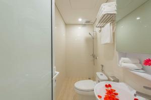 une salle de bain blanche avec toilettes et lavabo dans l'établissement AMI Old Quarter Hotel, à Hanoï 27 autres photos