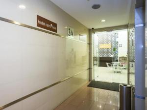 le hall d'un magasin avec une enseigne sur le mur dans l'établissement Raintree Hotel, à Kuala Lumpur 44 autres photos