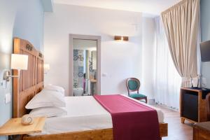 Postel nebo postele na pokoji v ubytování La Via del Porto Charme Rooms