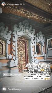 a gold and white door in a room with a wall at Kampung Sari Homestay in Ubud