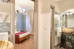 Postel nebo postele na pokoji v ubytování La Via del Porto Charme Rooms