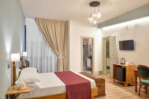 En eller flere senge i et værelse på La Via del Porto Charme Rooms