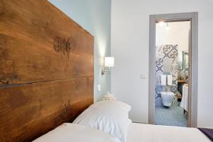Postel nebo postele na pokoji v ubytování La Via del Porto Charme Rooms