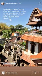 une capture d'écran d'un site web avec une photo d'un bâtiment dans l'établissement Kampung Sari Homestay, à Ubud