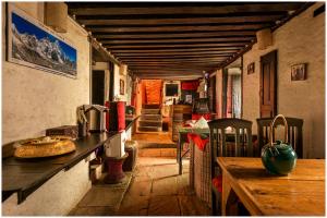 una stanza con tavolo e sedie in una stanza di Hira Guest House a Patan