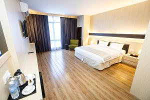 Postel nebo postele na pokoji v ubytování Lintas Platinum Hotel + 37 fotografií
