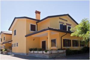 Afbeelding uit fotogalerij van Hotel Pesek in San Dorligo della Valle
