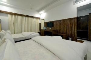 Postel nebo postele na pokoji v ubytování Hotel Dwarka Park