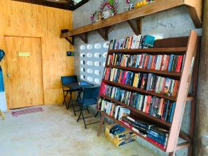 una estantería llena de libros en una habitación en Koh Jum Delight Beach, en Ko Jum