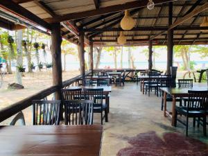 Restaurace v ubytování Koh Jum Delight Beach
