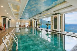Bazén v ubytování Eden Ocean View Hotel Da Nang nebo v jeho okolí