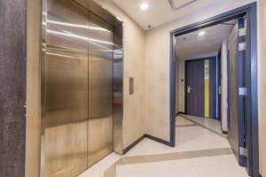 un pasillo con ascensor de metal en un edificio en Lumine Hotel, en Hong Kong