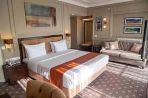 Tempat tidur dalam kamar di Almaty Hotel