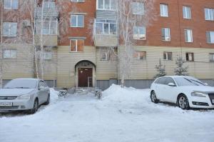 ビイスクにあるStudio on Sovetskaya 206の雪上に2台駐車