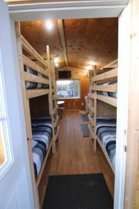 Dviaukštė lova arba lovos apgyvendinimo įstaigoje Alaskan Adventure Dry Cabins