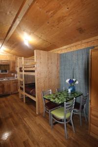 una sala da pranzo con tavolo e letto a castello di Alaskan Adventure Dry Cabins a Pleasant Valley