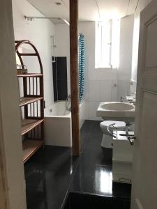 a bathroom with a sink and a toilet and a tub at Zimmer in Kaiserslautern in Kaiserslautern