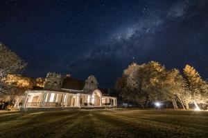 an old house at night with a starry sky at Welgeluk Feather Palace in Oudtshoorn
