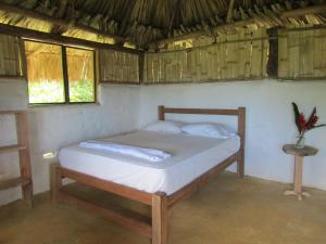 ein Schlafzimmer mit einem Bett in einem Zimmer in der Unterkunft Reserva Atashi in La Poza