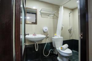 ein Badezimmer mit Toilette und Waschbecken in der Unterkunft KELAN-TEL BALI in Jimbaran + 23 Fotos