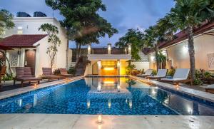 ein Bild eines Swimmingpools in einer Villa in der Unterkunft KELAN-TEL BALI in Jimbaran