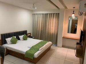 HOTEL SATKAR CHHATRAL客房内的一张或多张床位