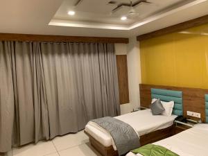HOTEL SATKAR CHHATRAL客房内的一张或多张床位
