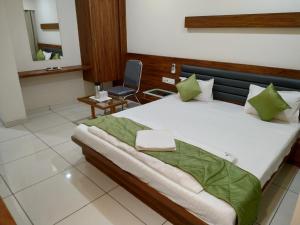 HOTEL SATKAR CHHATRAL客房内的一张或多张床位