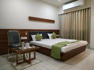HOTEL SATKAR CHHATRAL客房内的一张或多张床位