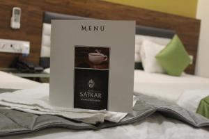 HOTEL SATKAR CHHATRAL客房内的一张或多张床位
