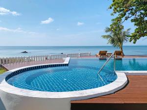 בריכת השחייה שנמצאת ב-Horizon Beach Resort Koh Jum או באזור