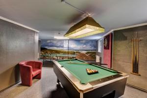 einen Billardtisch in einem Raum mit Tischtennisball in der Unterkunft Ferienwohnung im Poolhaus mit Ostseeblick in Wittenbeck