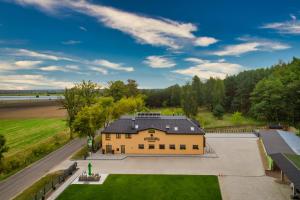 an overhead view of a large building with a yard at Szelesiówka & SPA in Chodzież