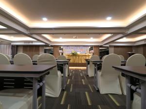 una sala de conferencias con mesas y sillas en Fortune View Khong Hotel Nakhon Phanom en Nakhon Phanom