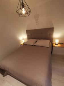 1 dormitorio con 1 cama grande y 2 lámparas en 2 pièces Vieux-Nice N en Niza