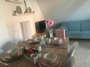 Apartamento Ahola في أرشينا: غرفة معيشة مع طاولة وأريكة زرقاء