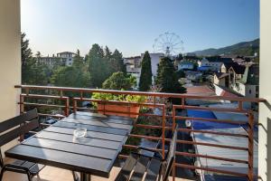 una mesa en un balcón con vistas a la ciudad en Bristol, en Lazarevskoye