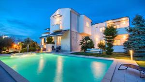 duży basen przed domem w obiekcie Luxury villa Nicol with pool and sea view 300m from the beach w Puli