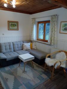 sala de estar con sofá y mesa en Haus Höber, en Archkogel