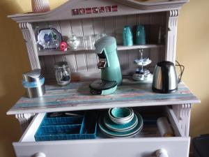 una cocina de juguete con una batidora en un estante en Regina Vught, en Vught