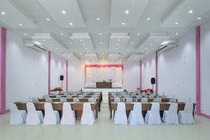 a banquet hall with chairs and a table in the middle at Eco Inn Lite Chanthaburi in Chanthaburi