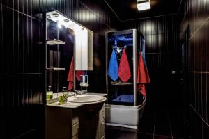 ザポリージャにあるHotel SEMのバスルーム(洗面台、鏡付)
