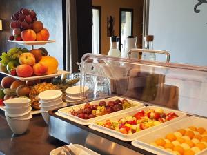 un buffet de frutas y verduras en bandejas en un mostrador en Hotel A Piattatella, en Monticello