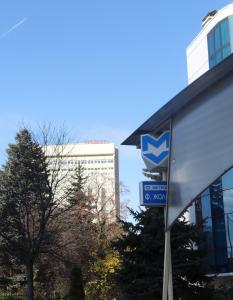 une flèche bleue devant un bâtiment dans l'établissement Park Hotel Moskva, à Sofia