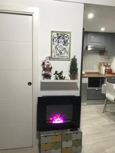 a kitchen with a fire place in a living room at Luminoso Loft en la Ciudad Vieja in A Coruña