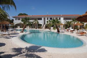 a pool in the middle of a resort at Cala Blu Residence con piscina-Centralissimo Lido di Jesolo in Lido di Jesolo