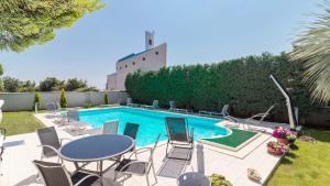 Basen w obiekcie Luxury villa Nicol with pool and sea view 300m from the beach lub w pobliżu