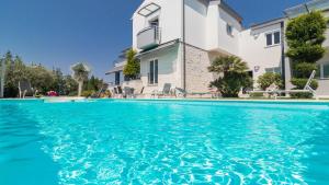 Basen w obiekcie Luxury villa Nicol with pool and sea view 300m from the beach lub w pobliżu