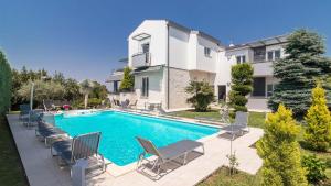 basen przed domem w obiekcie Luxury villa Nicol with pool and sea view 300m from the beach w Puli
