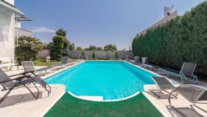 Basen w obiekcie Luxury villa Nicol with pool and sea view 300m from the beach lub w pobliżu